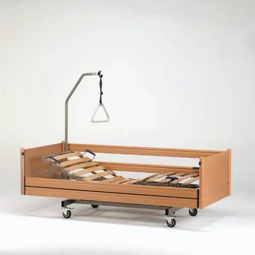 [4148] Lit électrique - Belluno - 90x200cm - freins individuels - barrières longues - Lattes en bois - hêtre étuvé R24034 - Type VIII - recul du dossier
